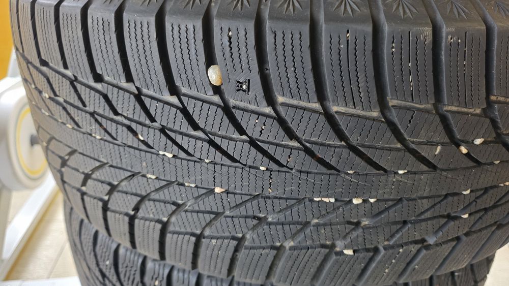 Set 4 pneuri iarna 225 50 R17 - Nokian si Kumho