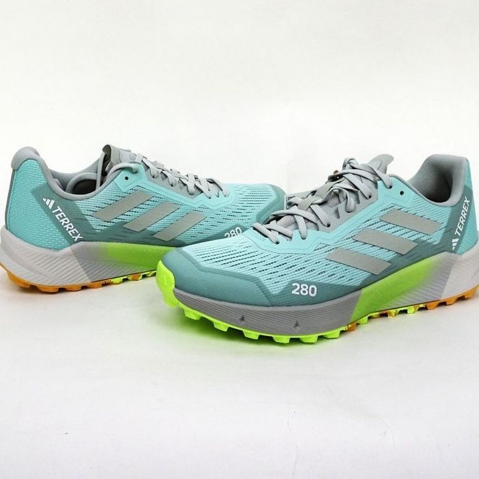 Sport oyoq kiyimi Adidasdan