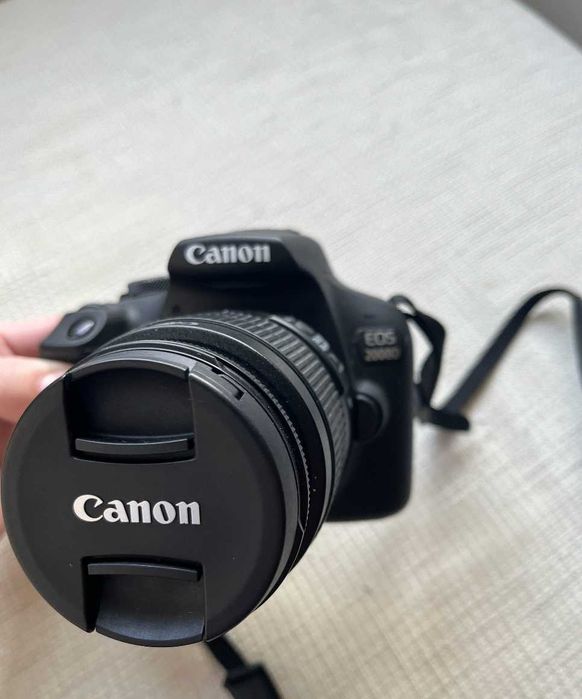 Фотоапарат DSLR Canon EOS 2000D, Черен + Обектив + карта памет 64GB