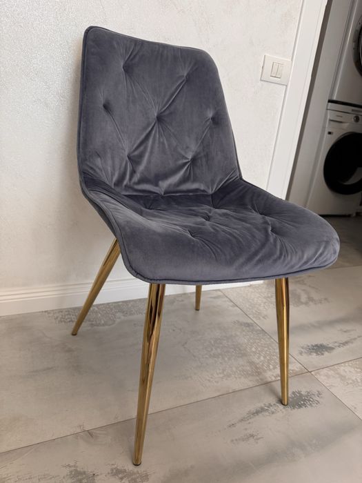 Set 4 scaune tapițeri gri cu picioare aurii