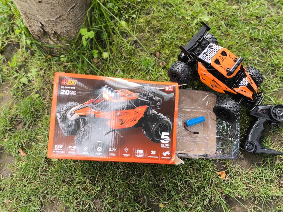 Mașinuță cu telecomandă, acumulator reîncărcabil!