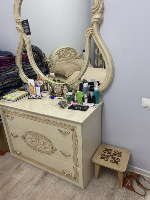 Кровать с матрасом и зеркалом