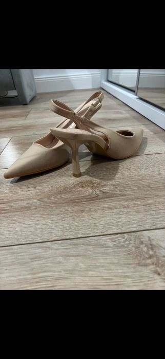 Токчета в цвят нюд