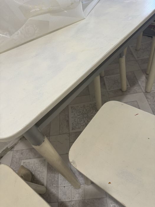 Стол и табуретки