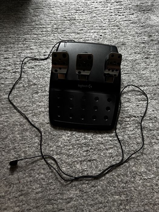 Volan Logitech G29 + Schimbător + Cutie (PS5 / PS4 / PC)