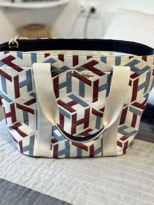 Tommy Hilfiger Hobo bags оригинални чанти, естествена кожа