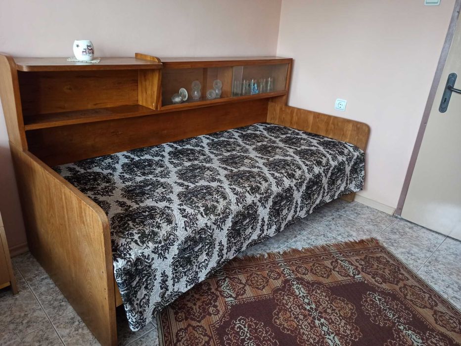 Продавам ретро кухненски диван