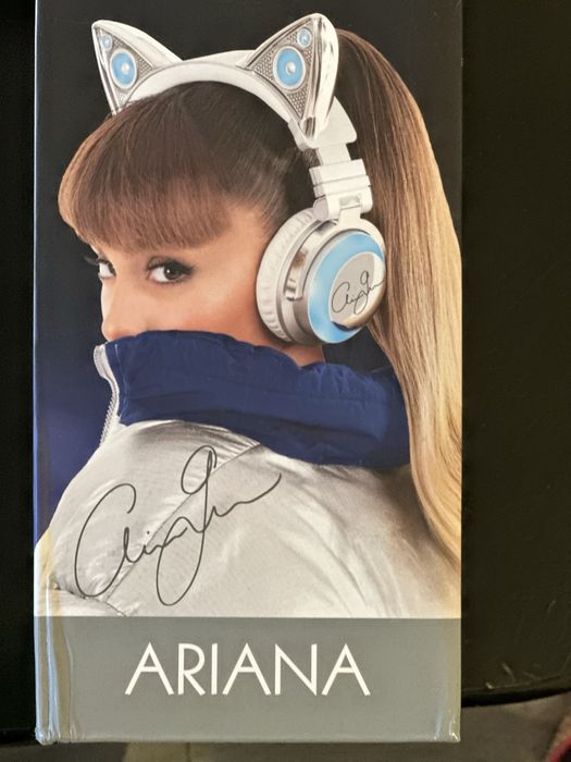 Слушалки Ариана Гранде