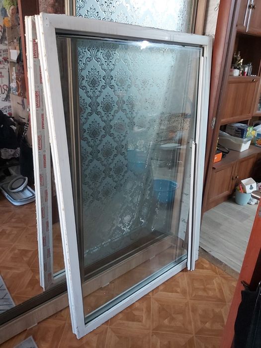 Продам пластиковое окно с дверью