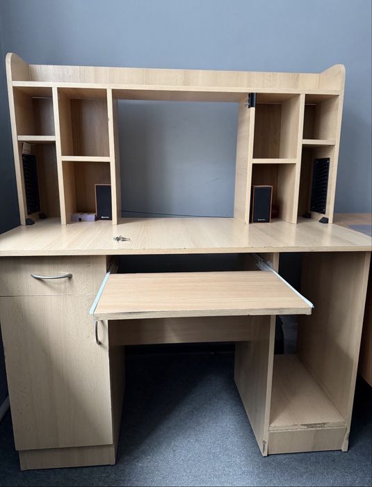 Компьютерный стол в хорошем состоянии