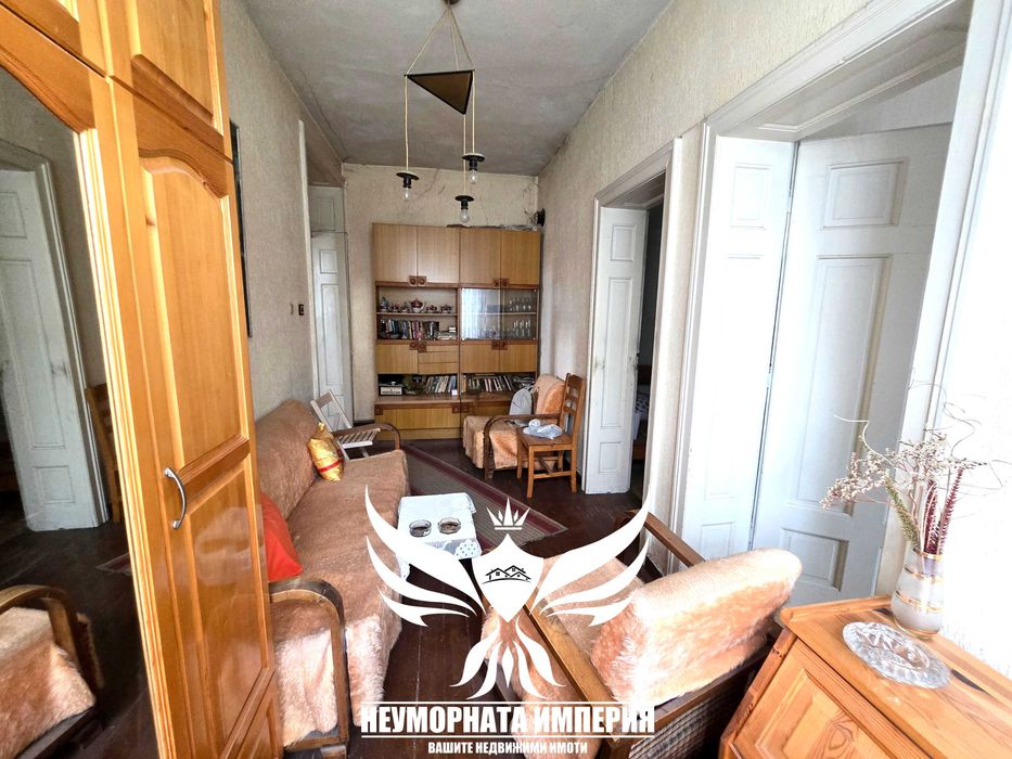 Продавам тристаен апартамент РЗП 172кв.м.на втори етаж с изба и таван в гр.Пловдив, широк център