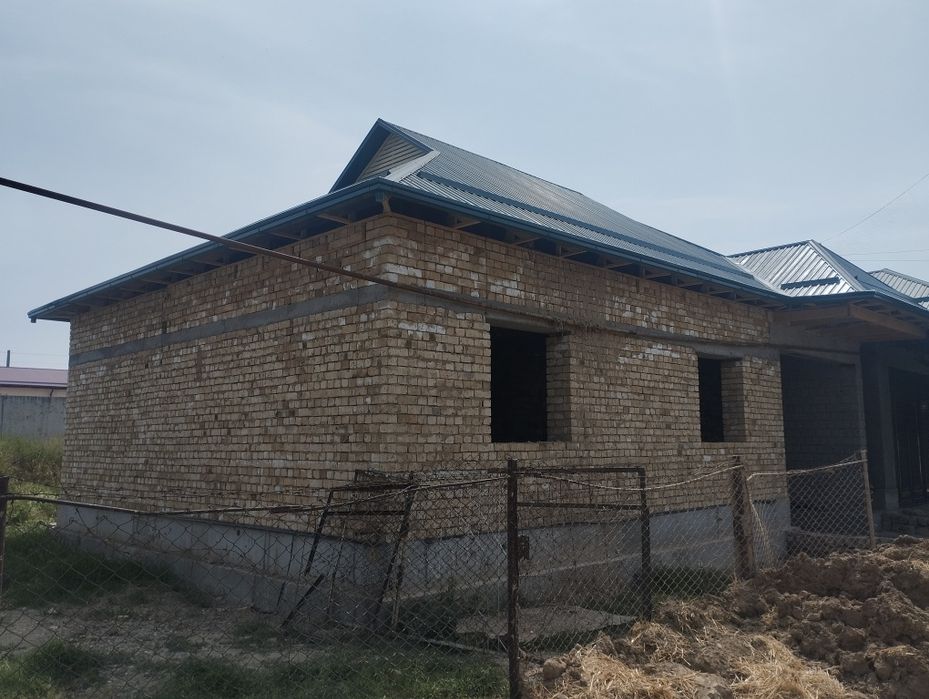 Уй сотилади, (қурилиши тугалланмаган)