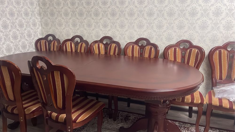 Овальный стол с 12 стульями