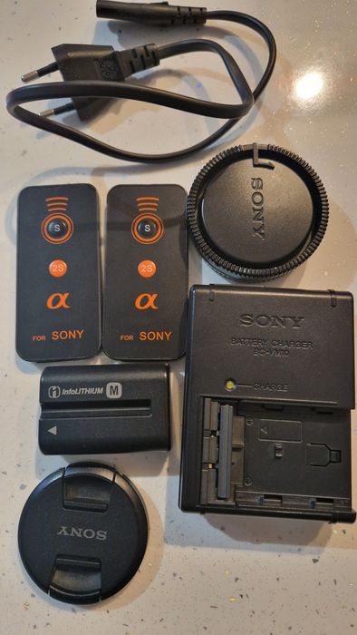 Фотоапарат Sony A65 с допълнителен обектив и аксесоари