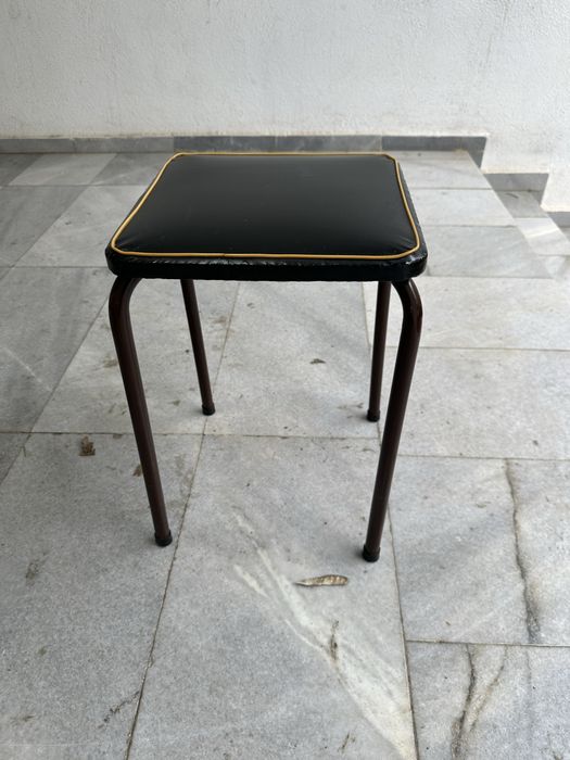 Винтидж табуретка със метални крака