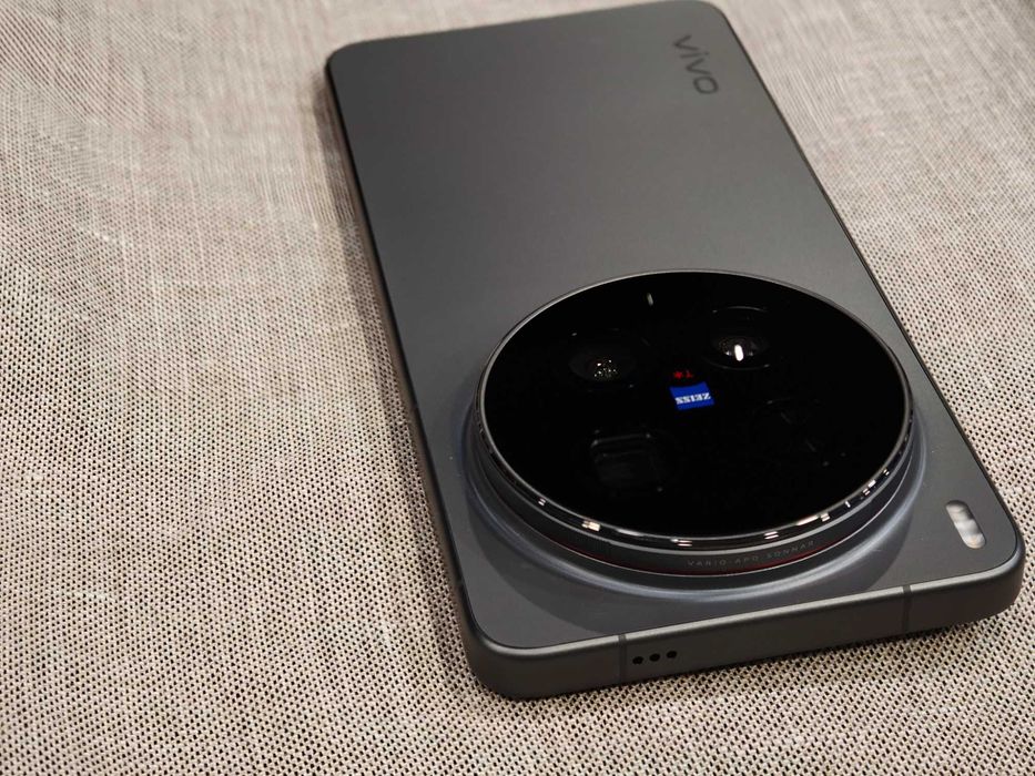Нов Vivo X300 Ultra 12/512 - 6.82"; SD8 Elite Gen5; Zeiss 200mpx; 6600mAh 100w