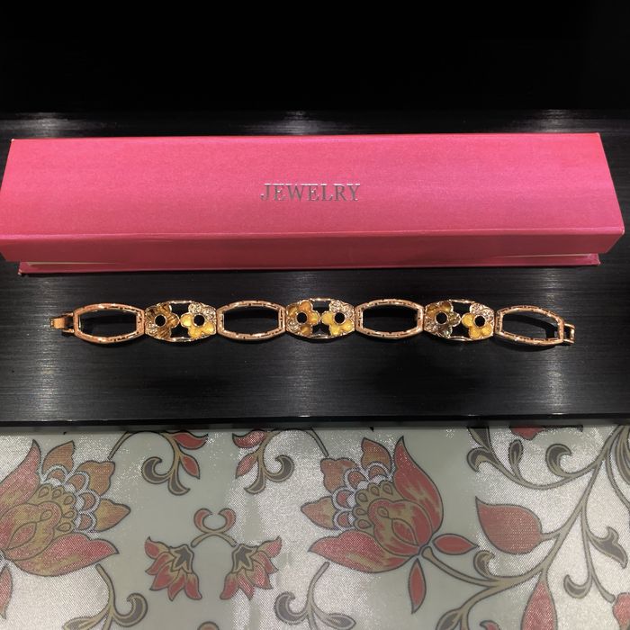 Красивый женский браслет