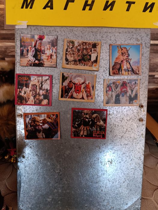 Разпродажба на кукери и сувенири.