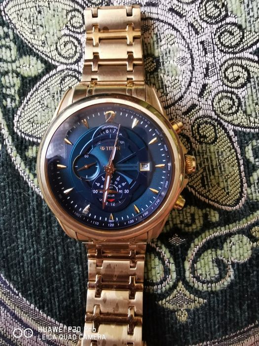 Часовник royal titan watches men
 

По верижката се виждат някакви петна не знам от какво са.