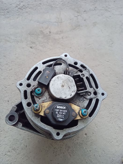 Генератор мерседес 100.  оригинал