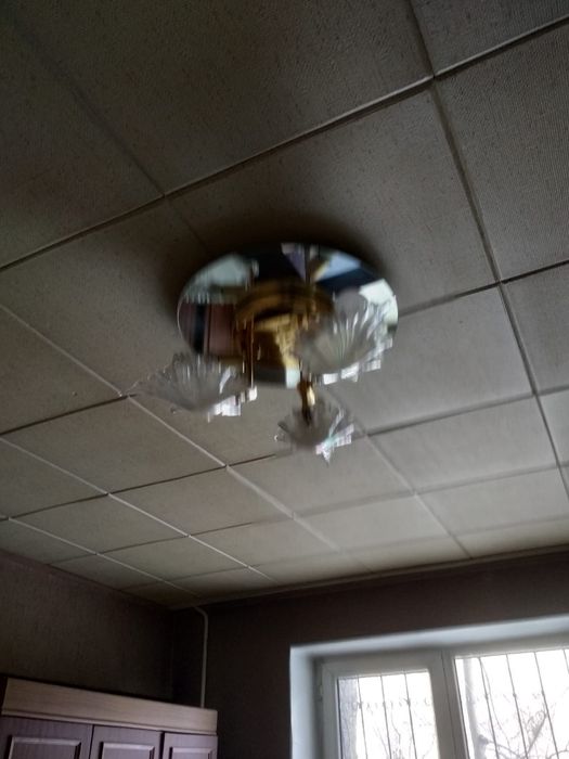 Срочно продам люстру