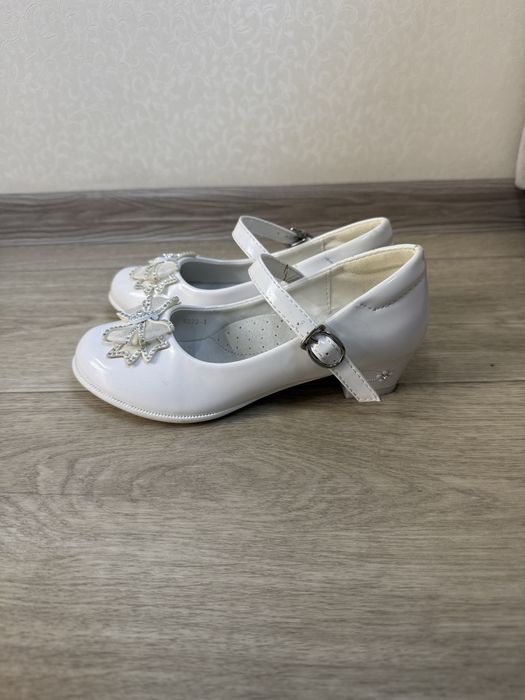 Детские белые туфельки