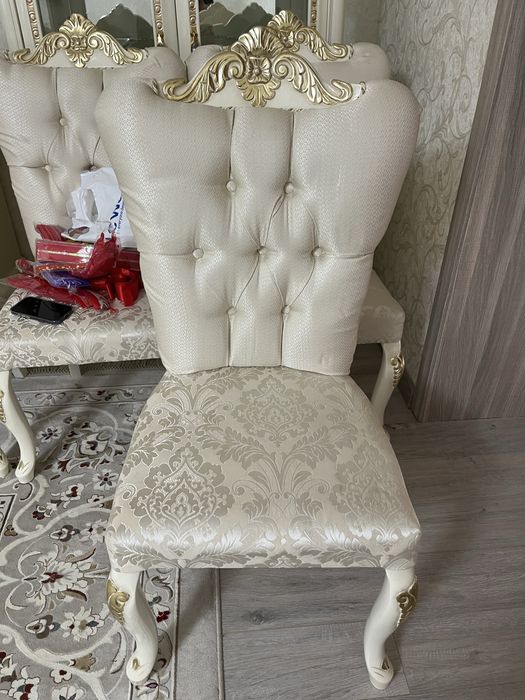 Стол стулья для гостевой
