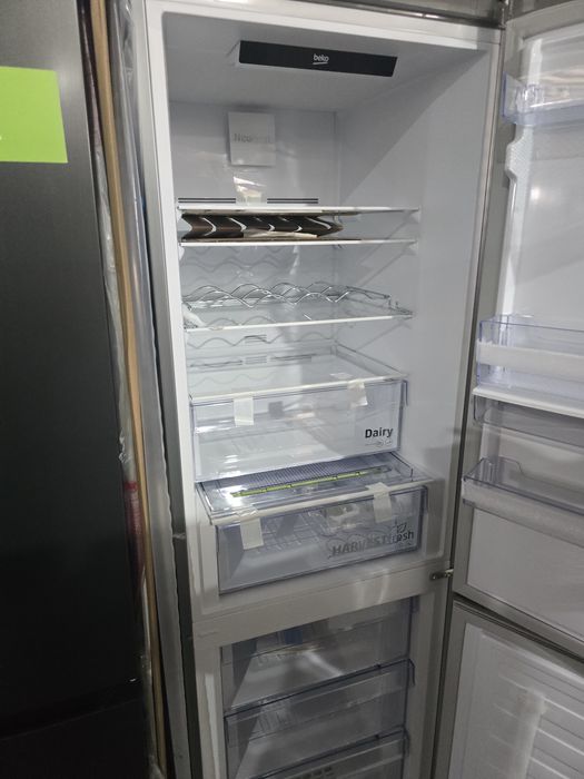 Нов инверторен хладилник с фризер Beko BEKO  RCNA366E40DZXBN, 324 л No Frost с диспенсър за вода