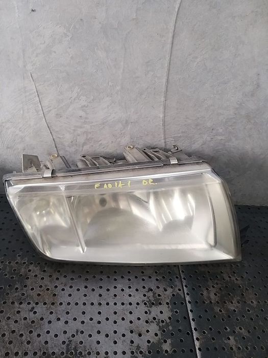Far dreapta skoda fabia 1 6y