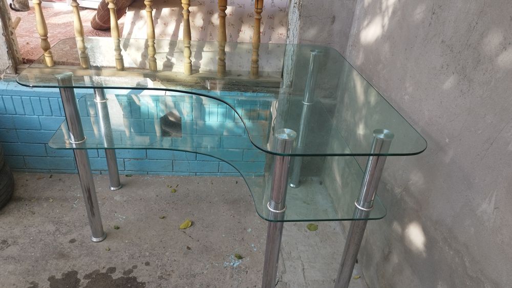 Стеклянный стол...