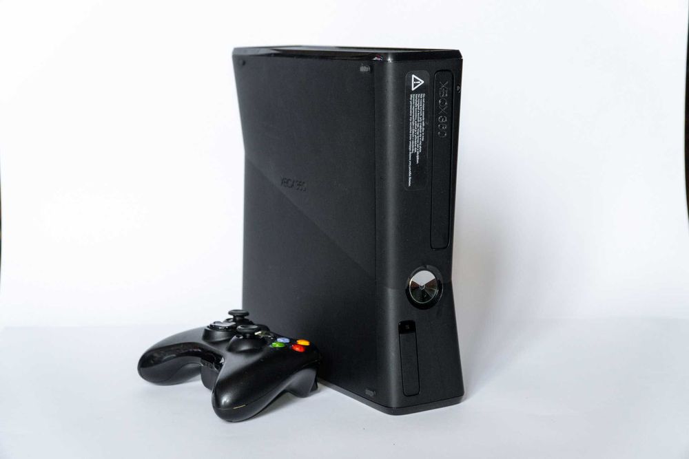 Продавам Xbox 360 S (Slim) 250GB Kinect, черен.