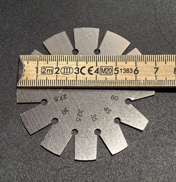 Dispozitiv metalic pentru măsurat unghiul de ascuțire al lamei: topor