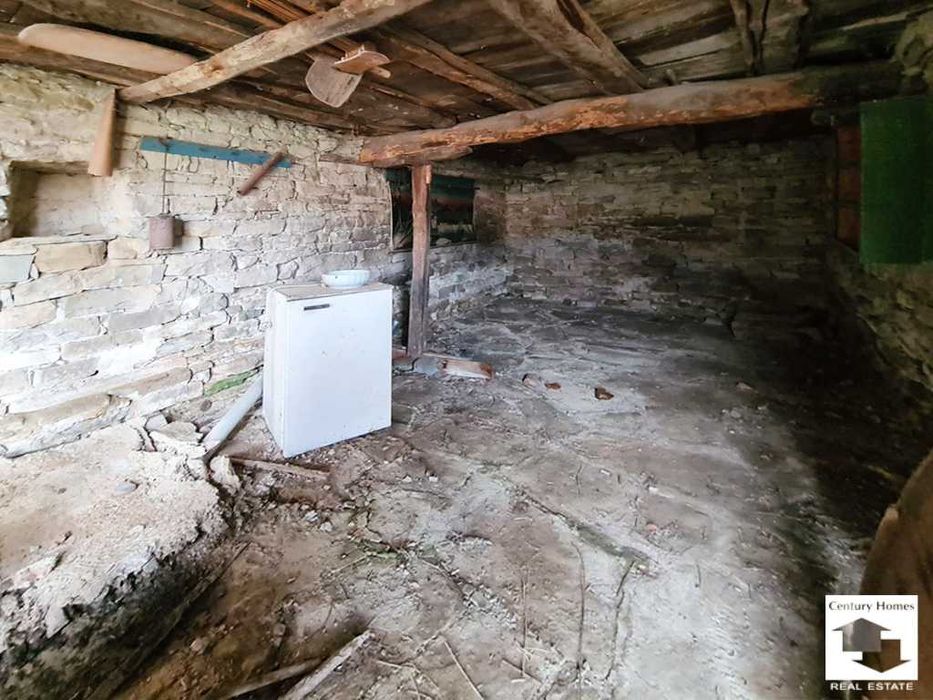 170283 Къща с просторен двор и стопански постройки в с. Косарка