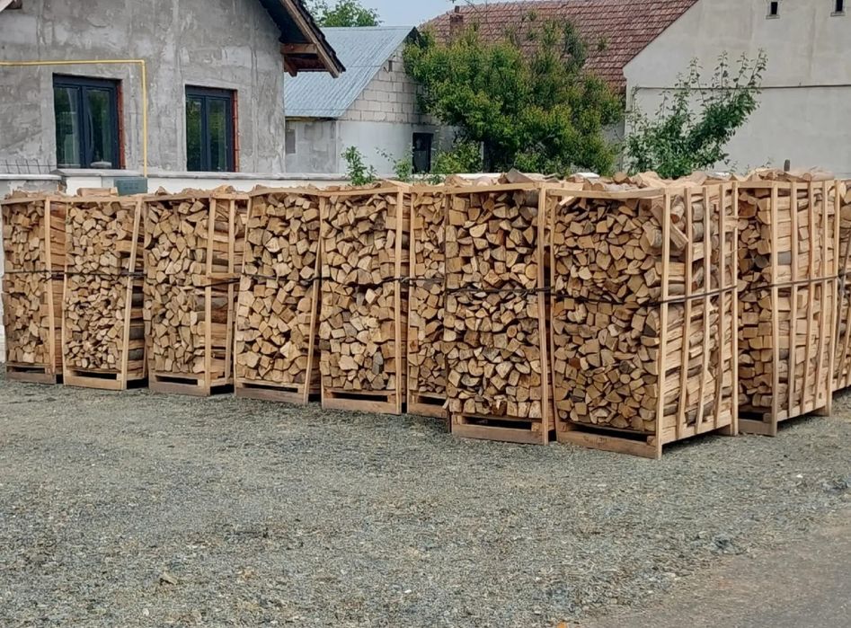 Lemne de foc tăiate și sparte la palet