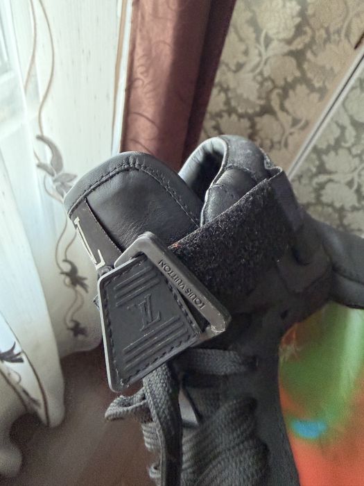 vând adidaşi Louis Vuitton