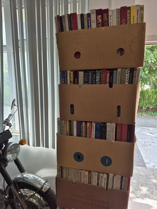 Vând un lot format din 150 de discuri de vinil cu muzică clasică mixtă