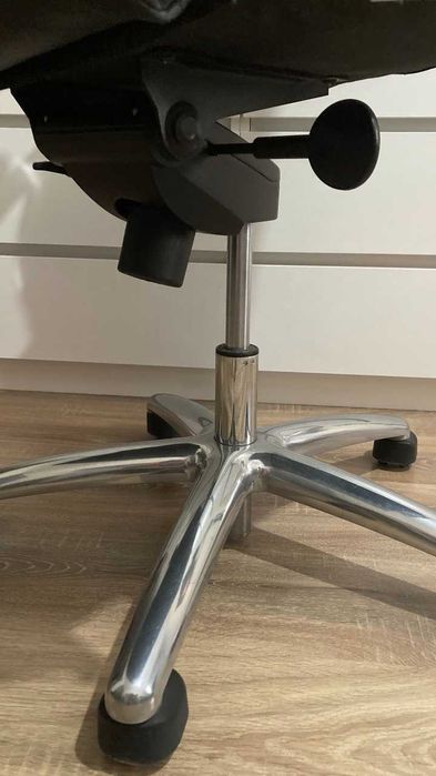 Офисное кожаное кресло