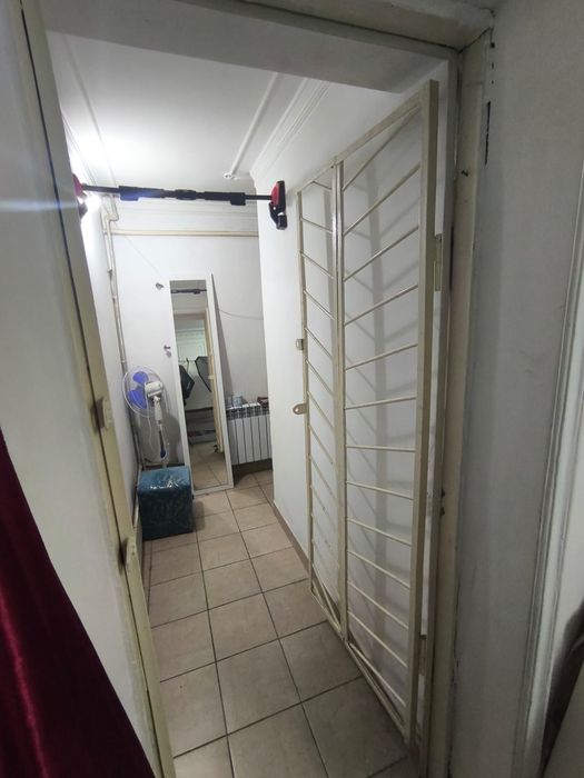 Помещении вдоль дороги