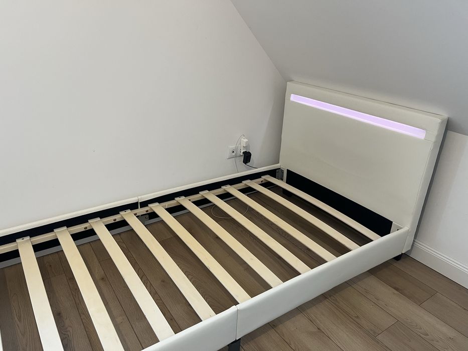 Vand pat 90/200 tapitat piele ecologica alb,iluminare led +telecomanda