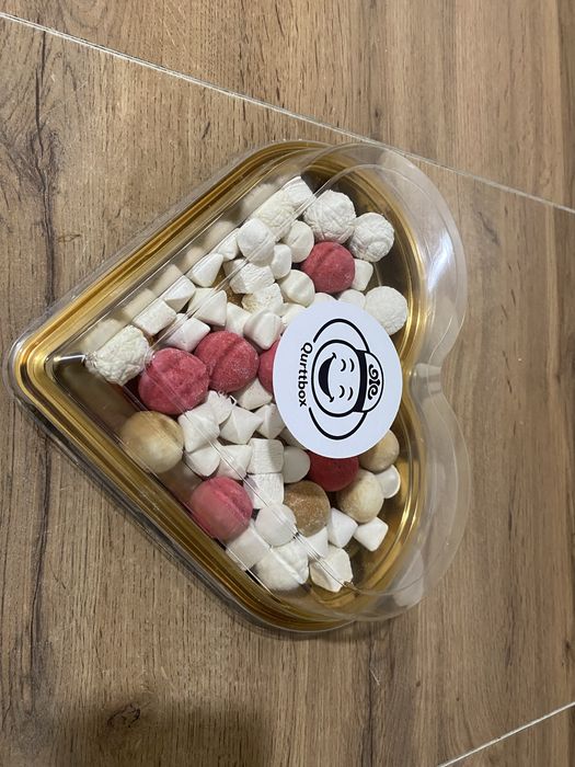 Қолдың құрты оформлениесімен