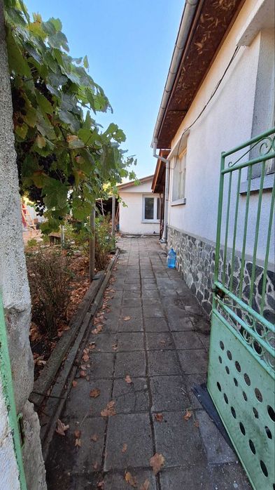 Продава къща с двор