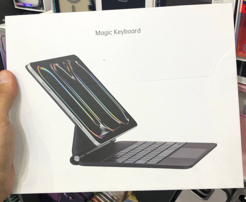 Ipad lux keyboard oq va qora rang