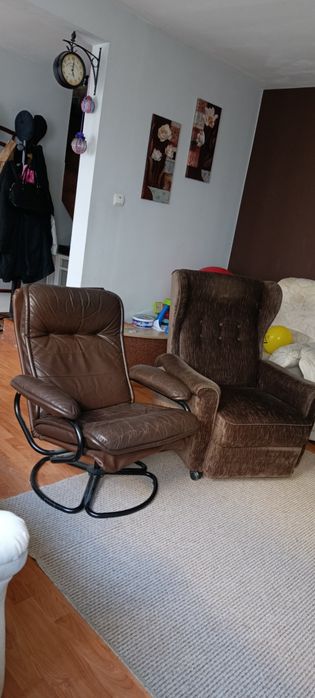 Doua fotolii unul piele și unul textil