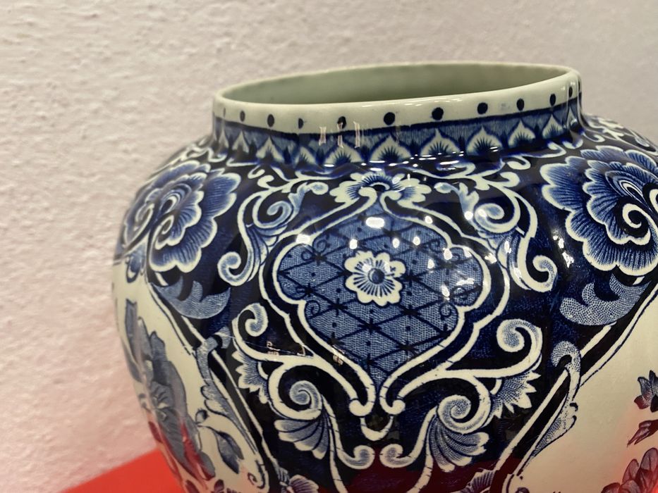 Холандска порцеланова ваза с капак на Delft