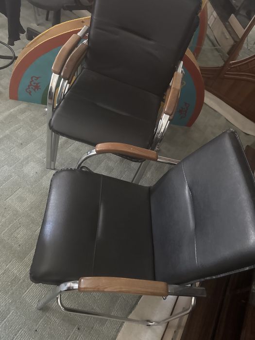 кожанные кресло для офиса почти новые цена 12тысяч