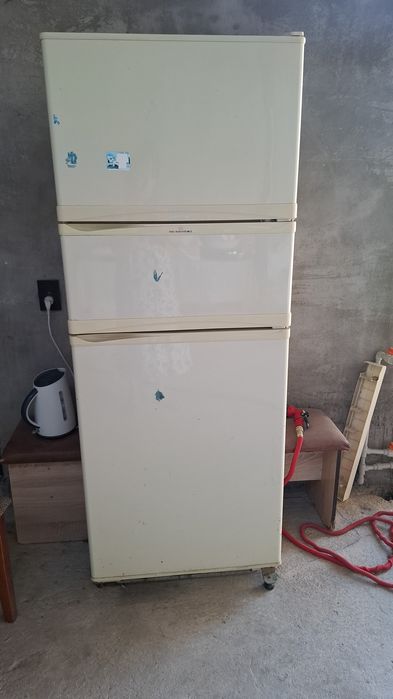 Продам трехкамерный холодильник. Голдстар.