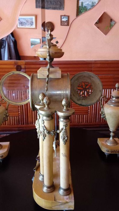 Много Красив  Френски Мраморен часовник началото на  19 век