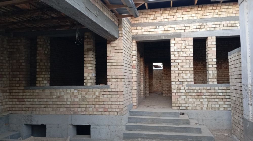 Uy sotiladi 2.4 sotix 4 xona 2 ta  sanuzel + padval + naves.