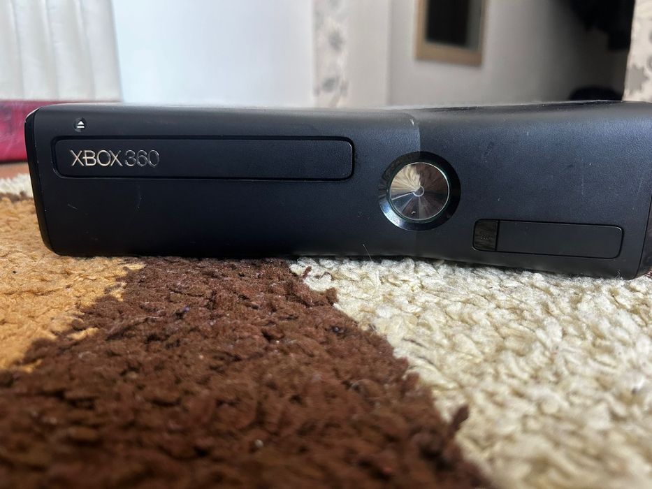 Vând Xbox 360 în stare bună, funcționează fără probleme, testat.
Conso