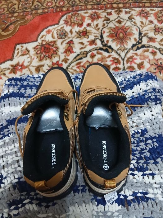 Продам кроссовки утеплённые